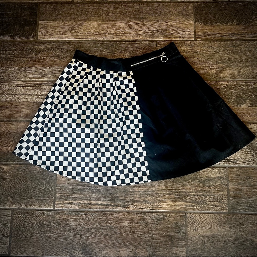 Romwe solid black and checked flag black & white skirt XL racing hot rod